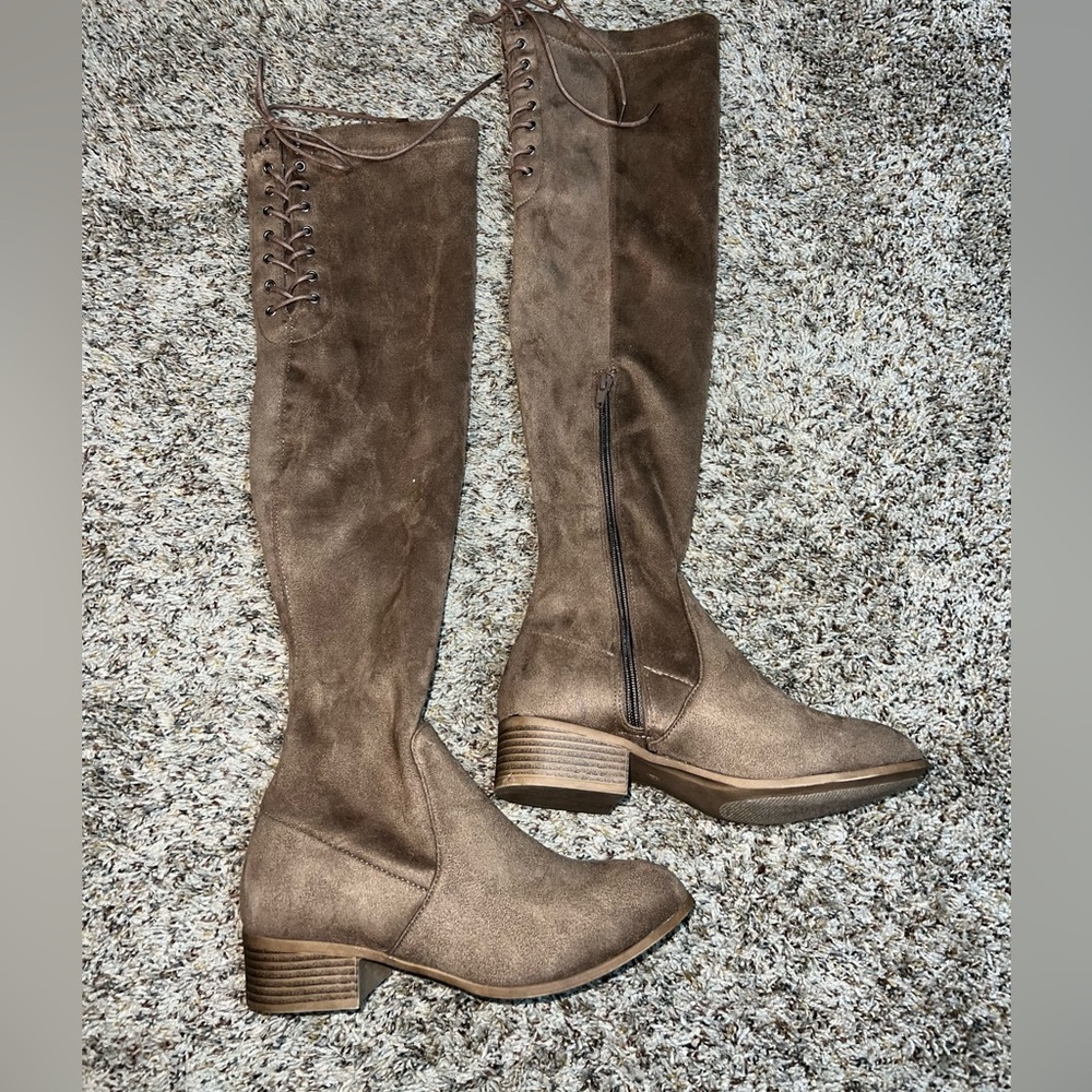 *LIKE NEW* 
Never worn. 
Women’s tall tan boot with tie.